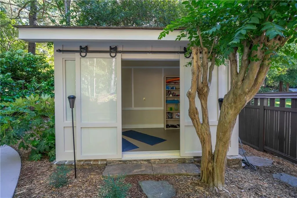 990 Riverside Trace, Atlanta, Georgia 30328, 6 Bedrooms Bedrooms, ,5 BathroomsBathrooms,Residential,Sold,990 Riverside Trace,6565869