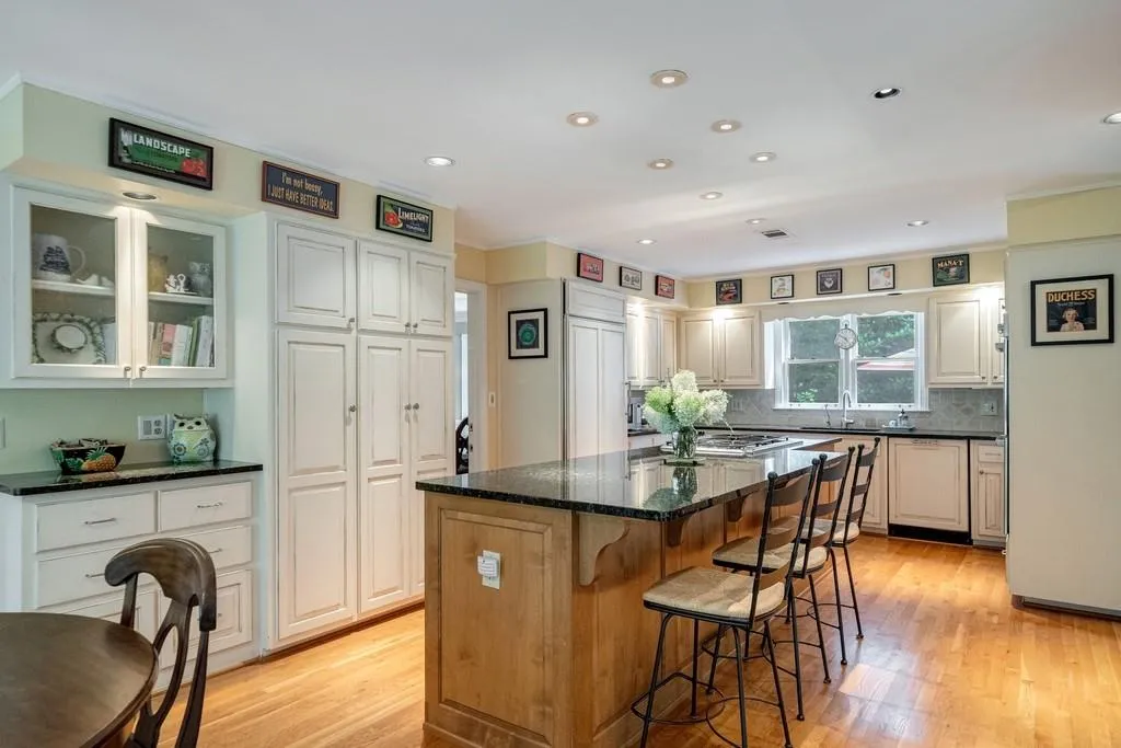 515 Valley Hall Drive, Sandy Springs, Georgia 30350, 5 Bedrooms Bedrooms, ,3 BathroomsBathrooms,Residential,Sold,515 Valley Hall Drive,7090212