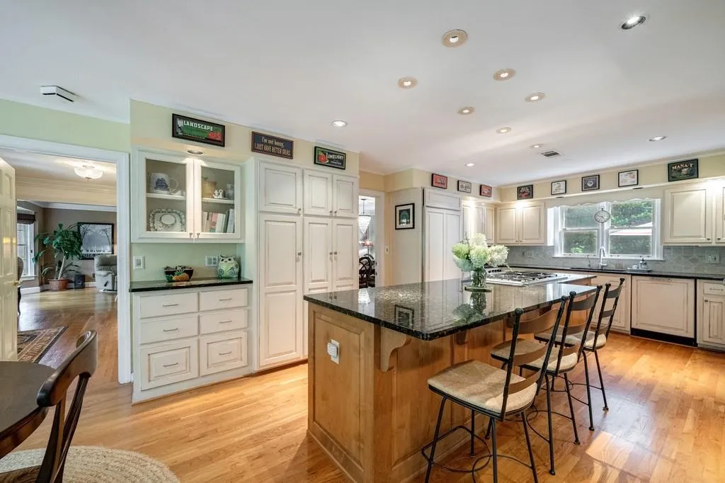 515 Valley Hall Drive, Sandy Springs, Georgia 30350, 5 Bedrooms Bedrooms, ,3 BathroomsBathrooms,Residential,Sold,515 Valley Hall Drive,7090212