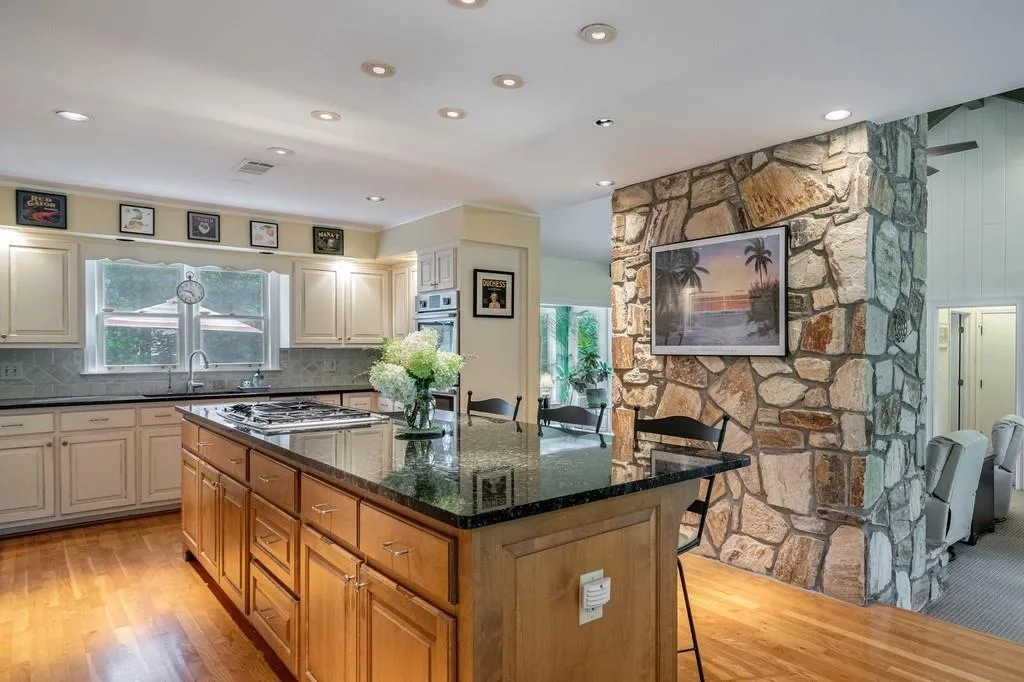 515 Valley Hall Drive, Sandy Springs, Georgia 30350, 5 Bedrooms Bedrooms, ,3 BathroomsBathrooms,Residential,Sold,515 Valley Hall Drive,7090212