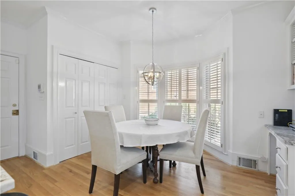 130 Grosvenor Place, Sandy Springs, Georgia 30328, 3 Bedrooms Bedrooms, ,2 BathroomsBathrooms,Residential,Sold,130 Grosvenor Place,7078512