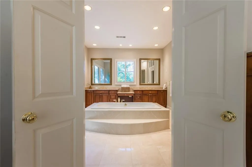 5625 Errol Place, Atlanta, Georgia 30327, 5 Bedrooms Bedrooms, ,5 BathroomsBathrooms,Residential,Sold,5625 Errol Place,6603594