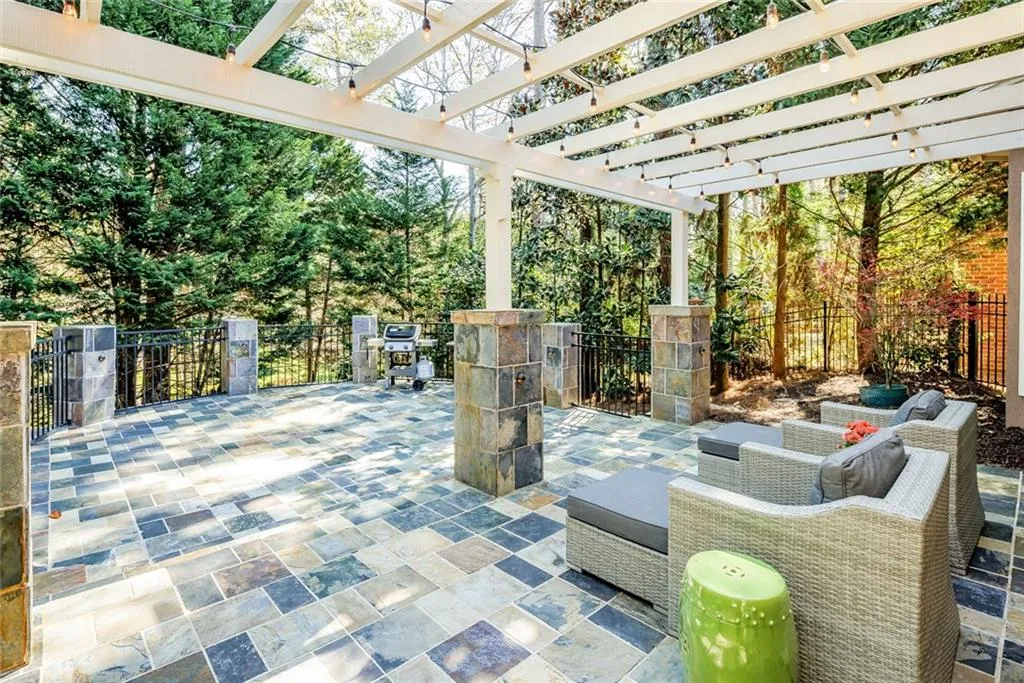 560 Wembley Circle, Sandy Springs, Georgia 30328, 4 Bedrooms Bedrooms, ,3 BathroomsBathrooms,Residential,Sold,560 Wembley Circle,7185649