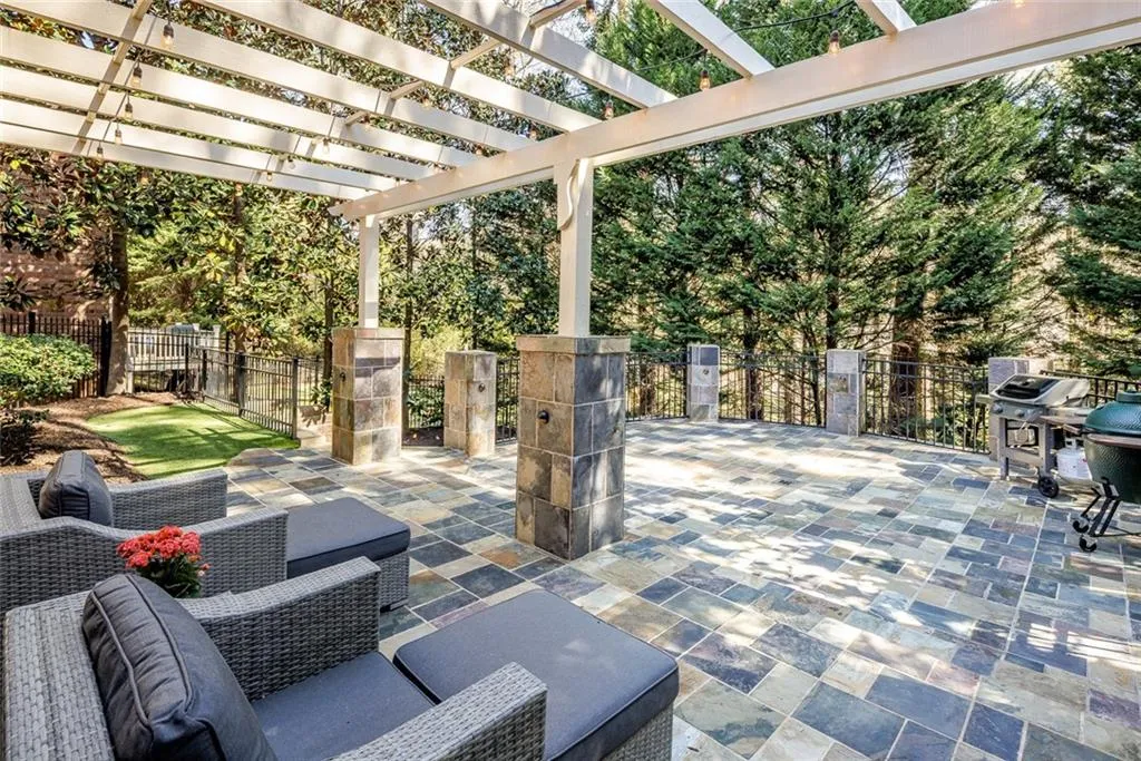 560 Wembley Circle, Sandy Springs, Georgia 30328, 4 Bedrooms Bedrooms, ,3 BathroomsBathrooms,Residential,Sold,560 Wembley Circle,7185649