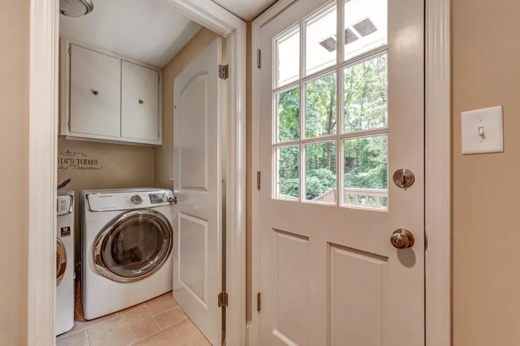560 Coldstream Court, Atlanta, Georgia 30328, 4 Bedrooms Bedrooms, ,3 BathroomsBathrooms,Residential,Sold,560 Coldstream Court,6948686