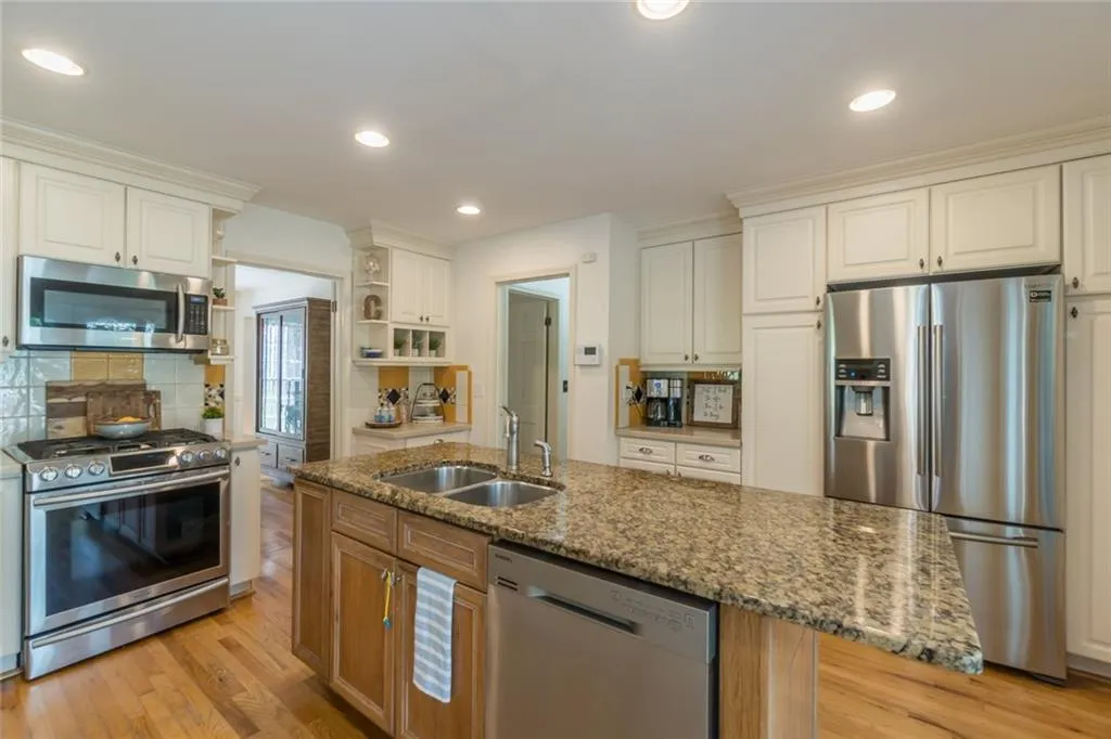 7220 Twin Branch Road, Atlanta, Georgia 30328, 4 Bedrooms Bedrooms, ,2 BathroomsBathrooms,Residential,Sold,7220 Twin Branch Road,6866817