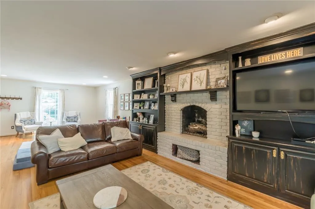 7220 Twin Branch Road, Atlanta, Georgia 30328, 4 Bedrooms Bedrooms, ,2 BathroomsBathrooms,Residential,Sold,7220 Twin Branch Road,6866817