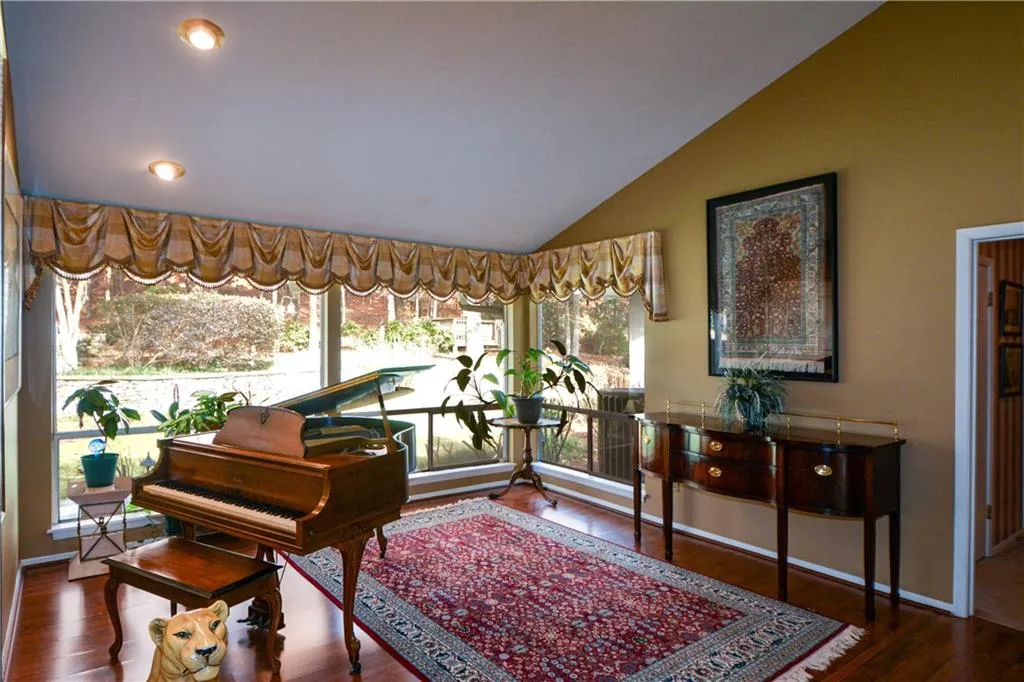 645 River Valley Road, Sandy Springs, Georgia 30328, 4 Bedrooms Bedrooms, ,3 BathroomsBathrooms,Residential,Sold,645 River Valley Road,6651392