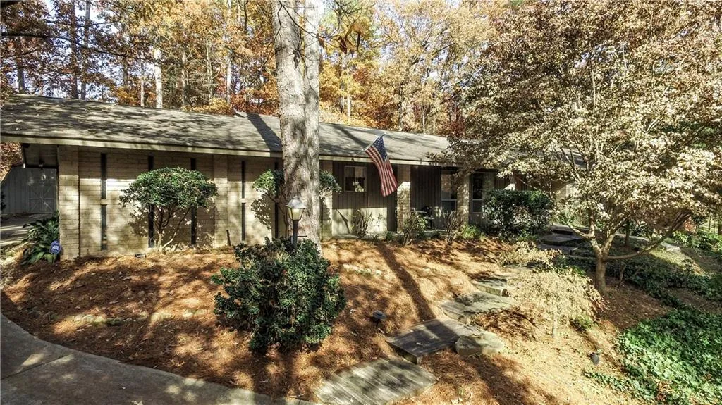645 River Valley Road, Sandy Springs, Georgia 30328, 4 Bedrooms Bedrooms, ,3 BathroomsBathrooms,Residential,Sold,645 River Valley Road,6651392
