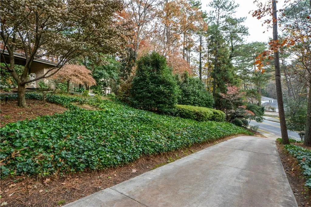 645 River Valley Road, Sandy Springs, Georgia 30328, 4 Bedrooms Bedrooms, ,3 BathroomsBathrooms,Residential,Sold,645 River Valley Road,6651392