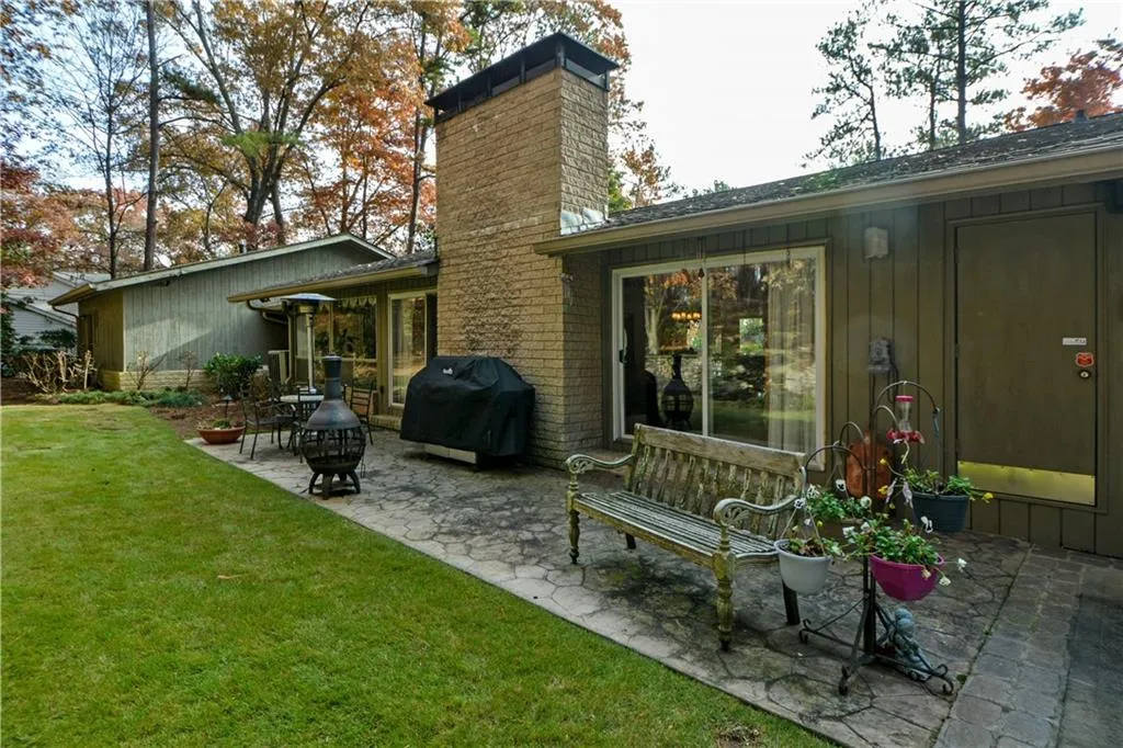 645 River Valley Road, Sandy Springs, Georgia 30328, 4 Bedrooms Bedrooms, ,3 BathroomsBathrooms,Residential,Sold,645 River Valley Road,6651392