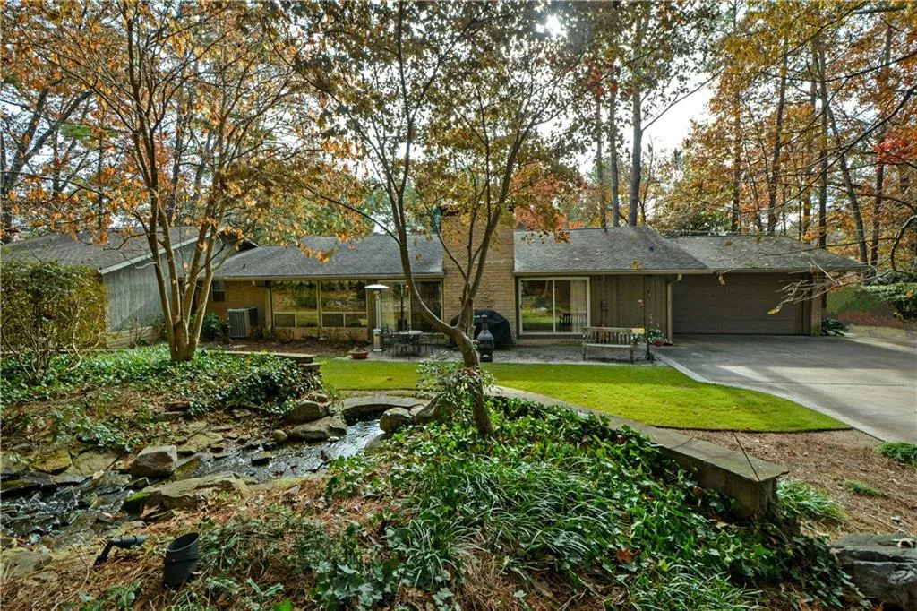 645 River Valley Road, Sandy Springs, Georgia 30328, 4 Bedrooms Bedrooms, ,3 BathroomsBathrooms,Residential,Sold,645 River Valley Road,6651392