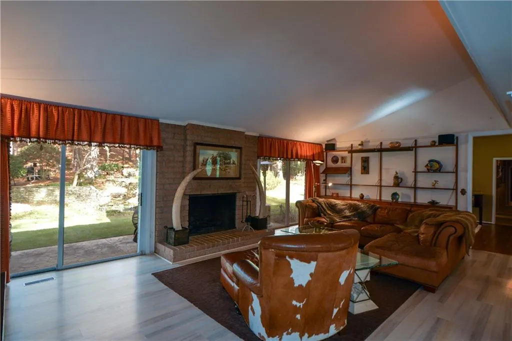 645 River Valley Road, Sandy Springs, Georgia 30328, 4 Bedrooms Bedrooms, ,3 BathroomsBathrooms,Residential,Sold,645 River Valley Road,6651392