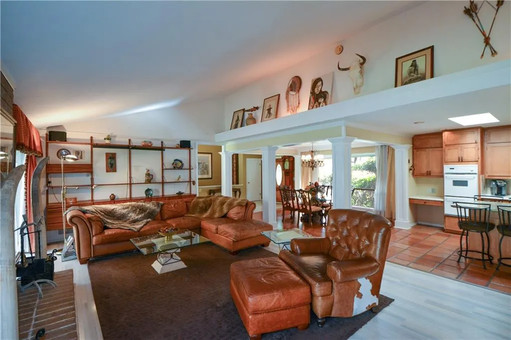 645 River Valley Road, Sandy Springs, Georgia 30328, 4 Bedrooms Bedrooms, ,3 BathroomsBathrooms,Residential,Sold,645 River Valley Road,6651392