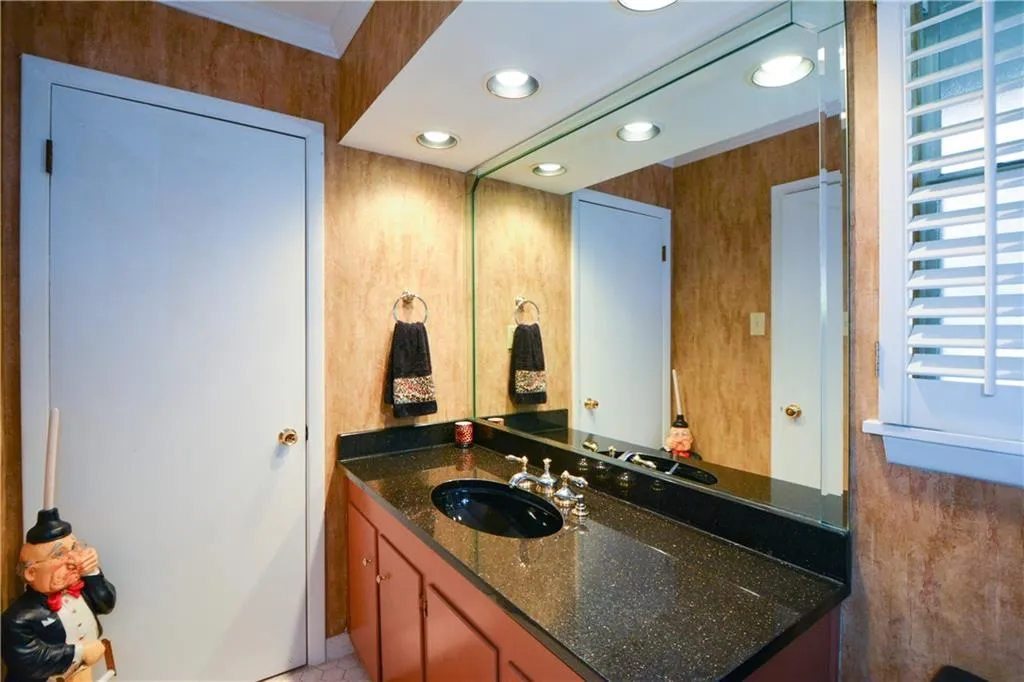 645 River Valley Road, Sandy Springs, Georgia 30328, 4 Bedrooms Bedrooms, ,3 BathroomsBathrooms,Residential,Sold,645 River Valley Road,6651392