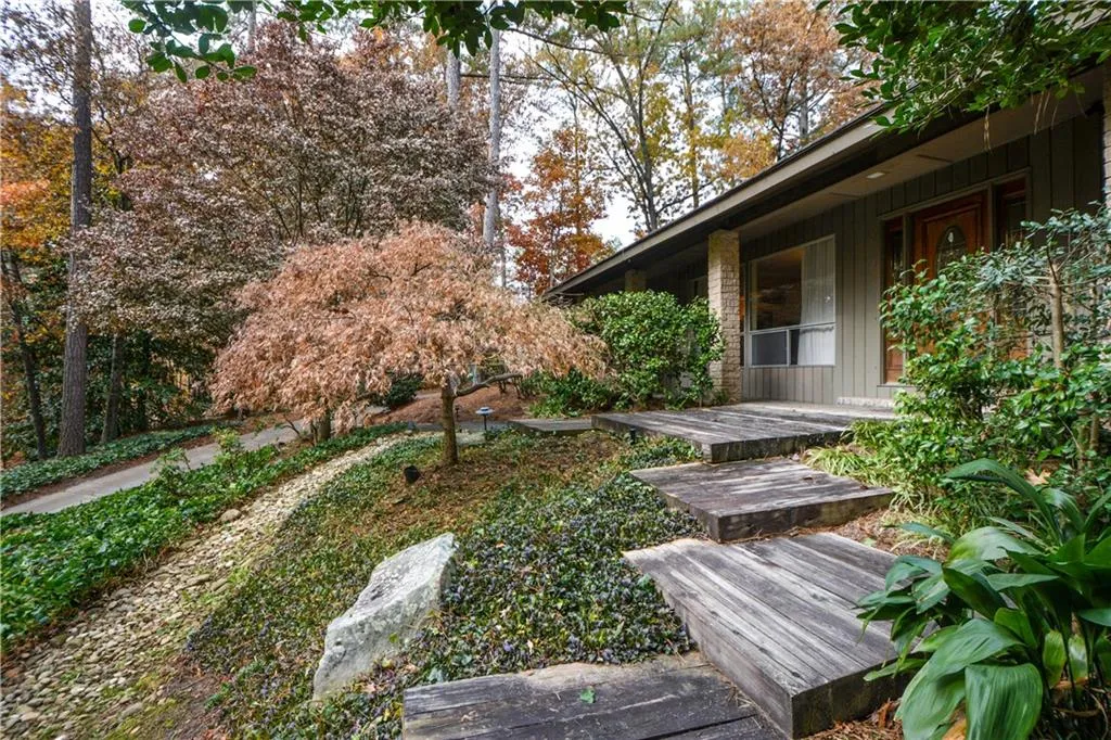 645 River Valley Road, Sandy Springs, Georgia 30328, 4 Bedrooms Bedrooms, ,3 BathroomsBathrooms,Residential,Sold,645 River Valley Road,6651392