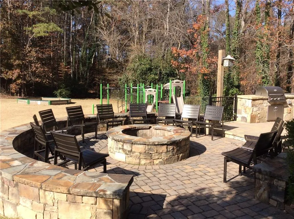 645 River Valley Road, Sandy Springs, Georgia 30328, 4 Bedrooms Bedrooms, ,3 BathroomsBathrooms,Residential,Sold,645 River Valley Road,6651392