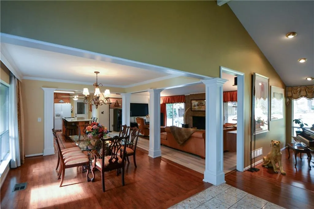 645 River Valley Road, Sandy Springs, Georgia 30328, 4 Bedrooms Bedrooms, ,3 BathroomsBathrooms,Residential,Sold,645 River Valley Road,6651392