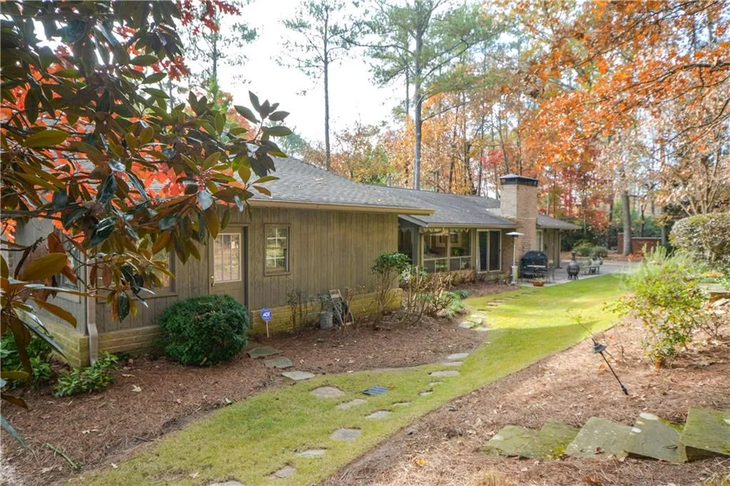 645 River Valley Road, Sandy Springs, Georgia 30328, 4 Bedrooms Bedrooms, ,3 BathroomsBathrooms,Residential,Sold,645 River Valley Road,6651392