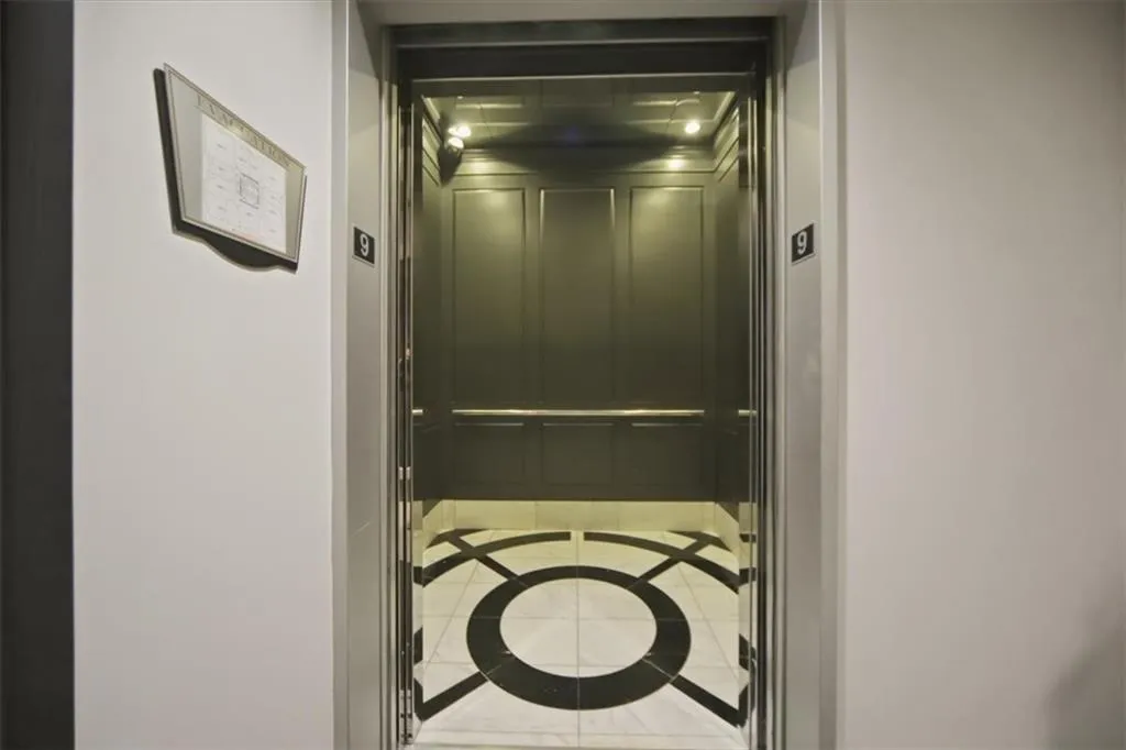 Elevator featuring inlaid floor details
