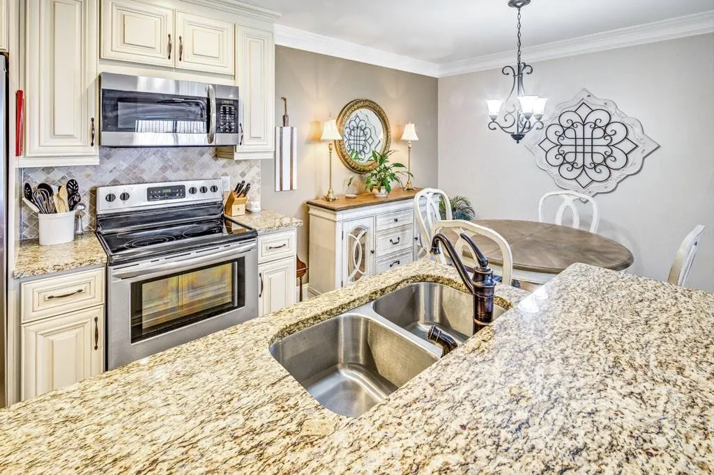 High-end cabinetry to ceiling & stainless appliances