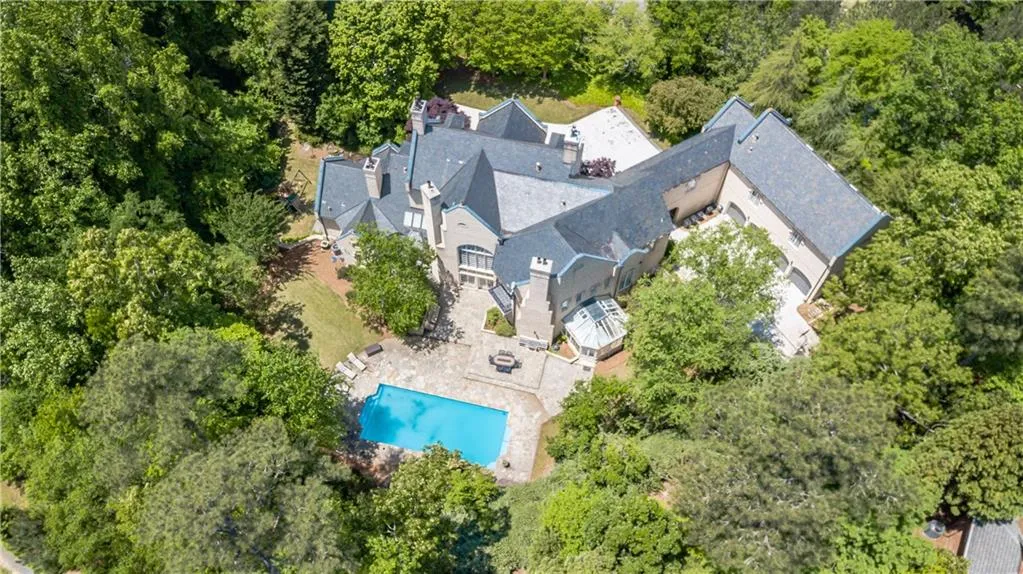 105 E Chambord Drive Nw, Sandy Springs, Georgia 30327, 6 Bedrooms Bedrooms, ,6 BathroomsBathrooms,Residential,Sold,105 E Chambord Drive Nw,6005397