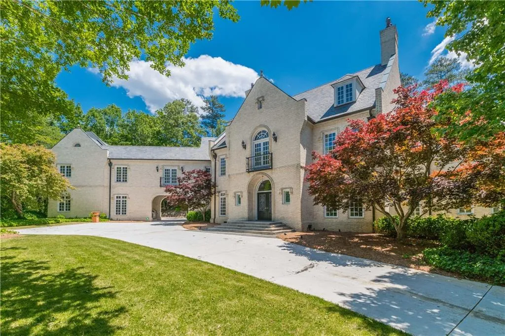 105 E Chambord Drive Nw, Sandy Springs, Georgia 30327, 6 Bedrooms Bedrooms, ,6 BathroomsBathrooms,Residential,Sold,105 E Chambord Drive Nw,6005397