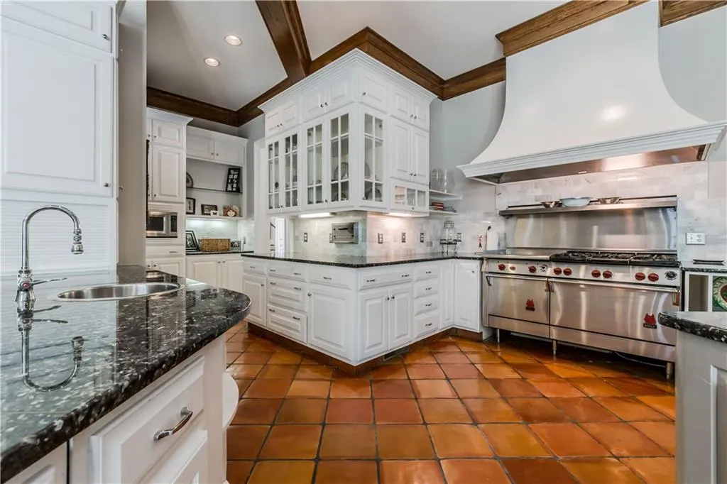 105 E Chambord Drive Nw, Sandy Springs, Georgia 30327, 6 Bedrooms Bedrooms, ,6 BathroomsBathrooms,Residential,Sold,105 E Chambord Drive Nw,6005397