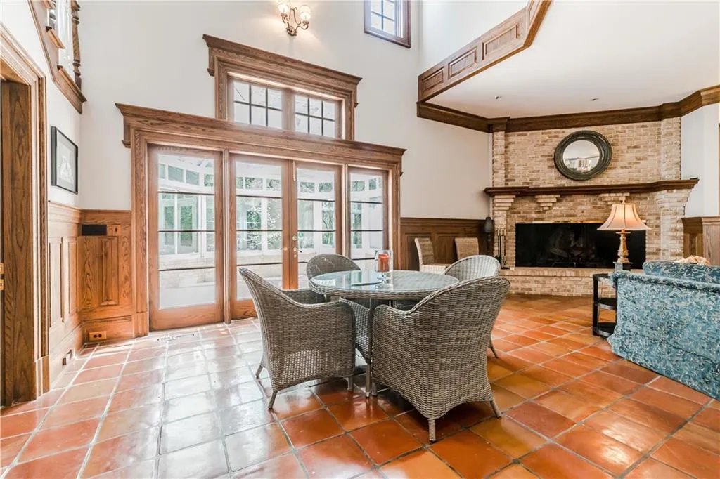 105 E Chambord Drive Nw, Sandy Springs, Georgia 30327, 6 Bedrooms Bedrooms, ,6 BathroomsBathrooms,Residential,Sold,105 E Chambord Drive Nw,6005397