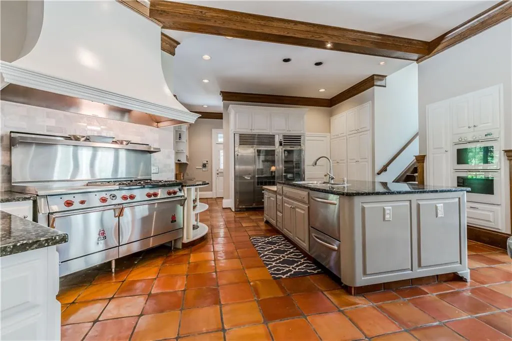 105 E Chambord Drive Nw, Sandy Springs, Georgia 30327, 6 Bedrooms Bedrooms, ,6 BathroomsBathrooms,Residential,Sold,105 E Chambord Drive Nw,6005397