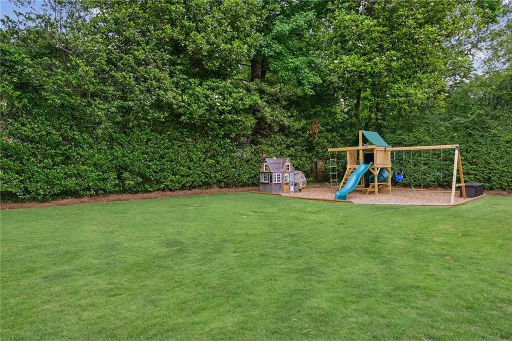 450 Old Creek Road, Atlanta, Georgia 30342, 3 Bedrooms Bedrooms, ,2 BathroomsBathrooms,Residential,Sold,450 Old Creek Road,7226006