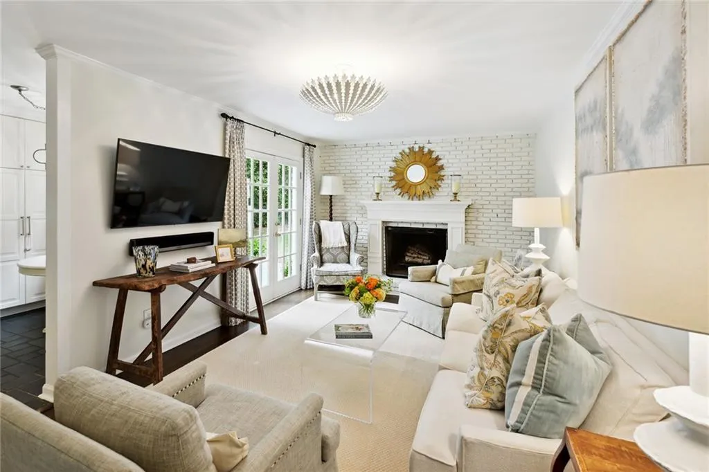 450 Old Creek Road, Atlanta, Georgia 30342, 3 Bedrooms Bedrooms, ,2 BathroomsBathrooms,Residential,Sold,450 Old Creek Road,7226006