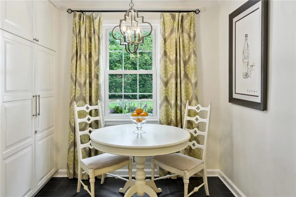 450 Old Creek Road, Atlanta, Georgia 30342, 3 Bedrooms Bedrooms, ,2 BathroomsBathrooms,Residential,Sold,450 Old Creek Road,7226006