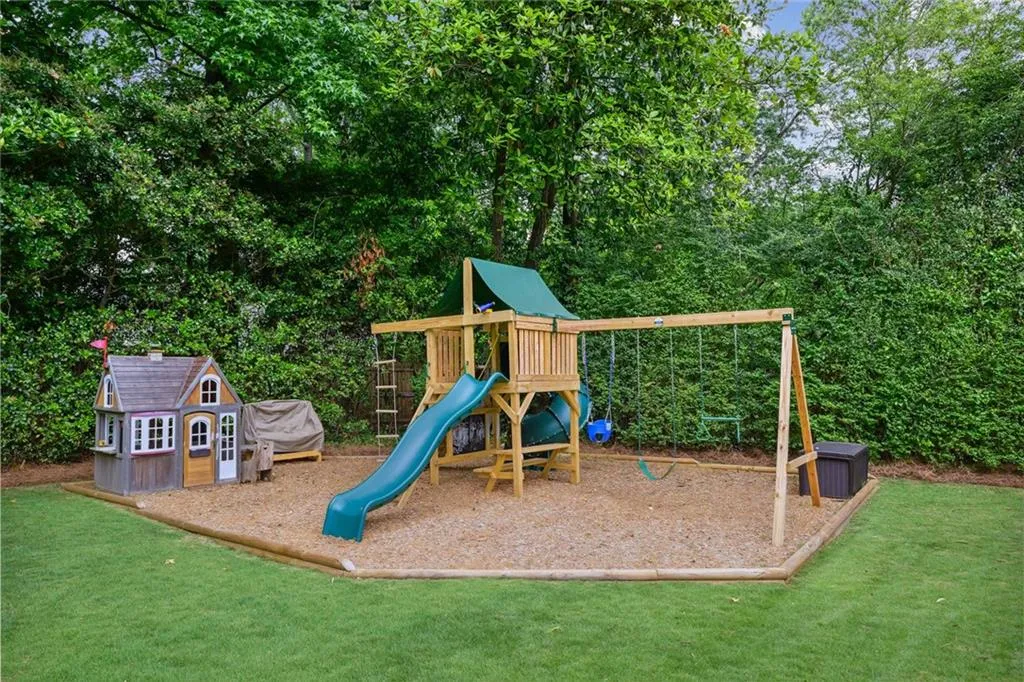 450 Old Creek Road, Atlanta, Georgia 30342, 3 Bedrooms Bedrooms, ,2 BathroomsBathrooms,Residential,Sold,450 Old Creek Road,7226006