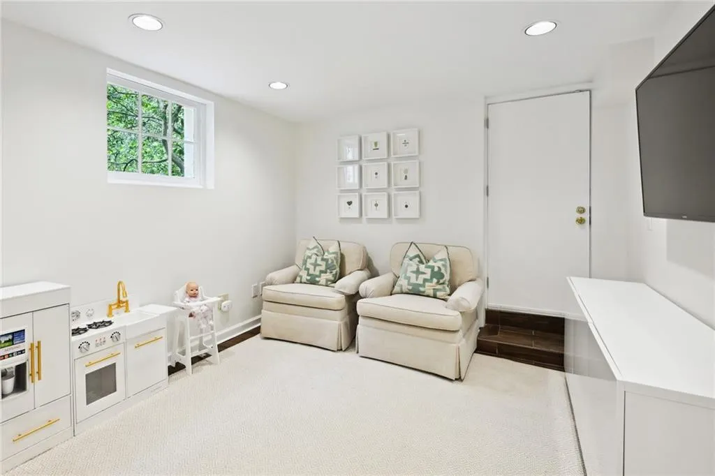 450 Old Creek Road, Atlanta, Georgia 30342, 3 Bedrooms Bedrooms, ,2 BathroomsBathrooms,Residential,Sold,450 Old Creek Road,7226006