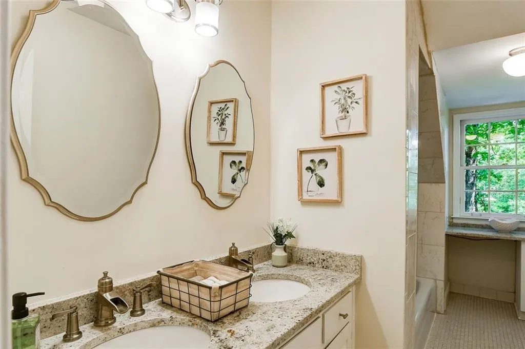 905 Edgewater Trail, Sandy Springs, Georgia 30328, 5 Bedrooms Bedrooms, ,4 BathroomsBathrooms,Residential,Sold,905 Edgewater Trail,7227748