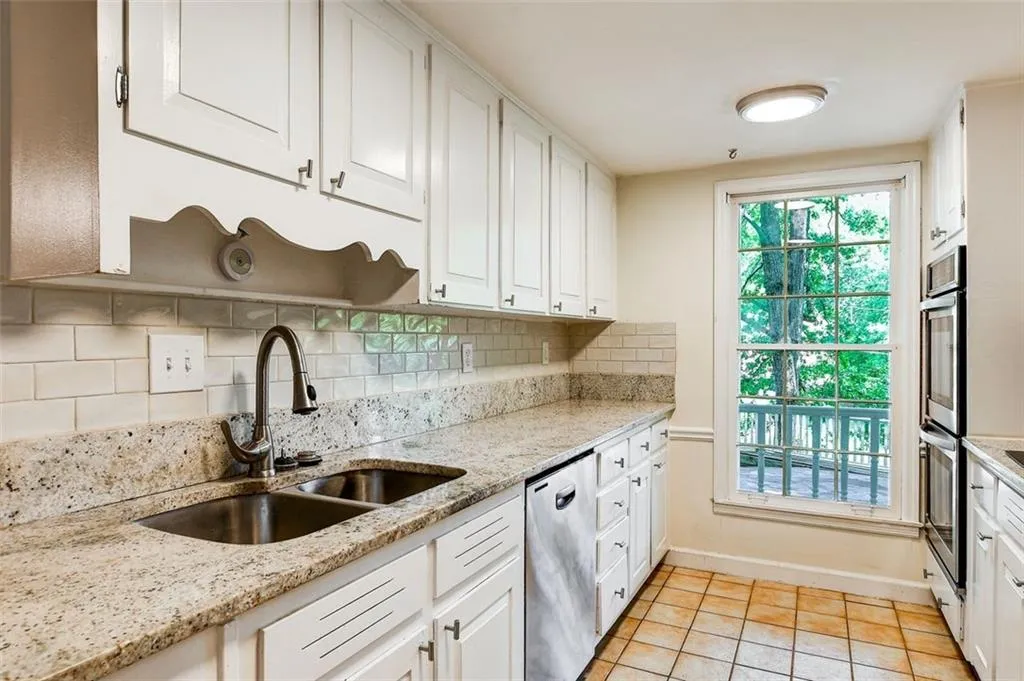 905 Edgewater Trail, Sandy Springs, Georgia 30328, 5 Bedrooms Bedrooms, ,4 BathroomsBathrooms,Residential,Sold,905 Edgewater Trail,7227748