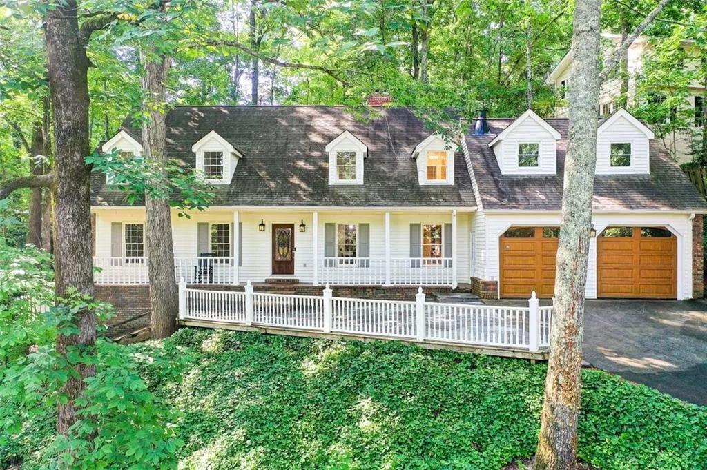 905 Edgewater Trail, Sandy Springs, Georgia 30328, 5 Bedrooms Bedrooms, ,4 BathroomsBathrooms,Residential,Sold,905 Edgewater Trail,7227748