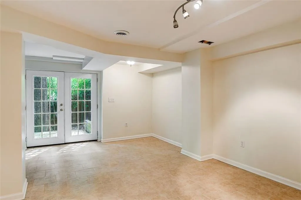 905 Edgewater Trail, Sandy Springs, Georgia 30328, 5 Bedrooms Bedrooms, ,4 BathroomsBathrooms,Residential,Sold,905 Edgewater Trail,7227748