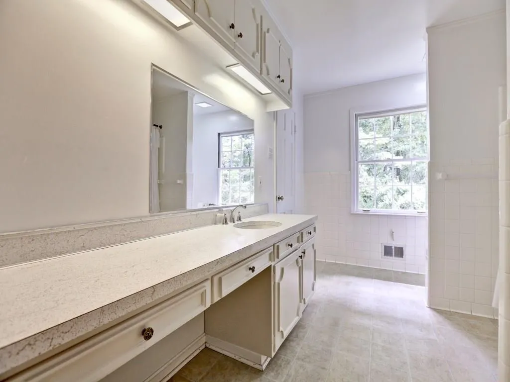 825 N Island Drive, Sandy Springs, Georgia 30327, 5 Bedrooms Bedrooms, ,3 BathroomsBathrooms,Residential,Sold,825 N Island Drive,5733180