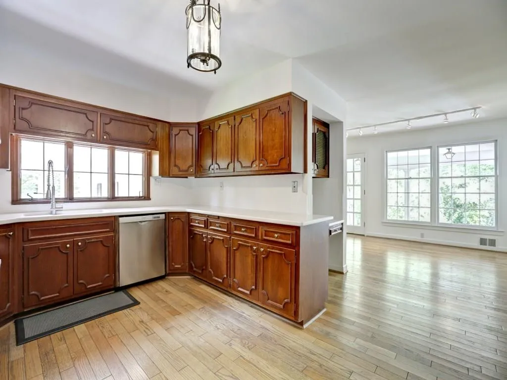 825 N Island Drive, Sandy Springs, Georgia 30327, 5 Bedrooms Bedrooms, ,3 BathroomsBathrooms,Residential,Sold,825 N Island Drive,5733180