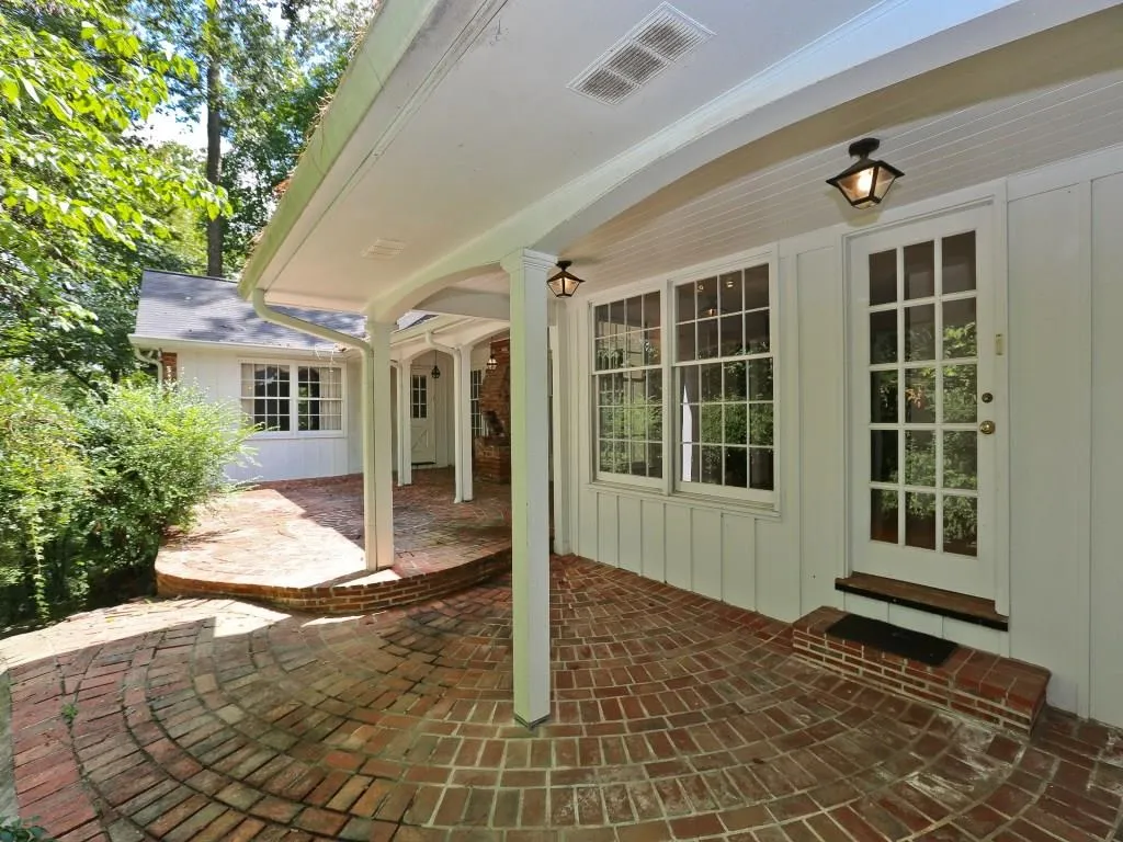 825 N Island Drive, Sandy Springs, Georgia 30327, 5 Bedrooms Bedrooms, ,3 BathroomsBathrooms,Residential,Sold,825 N Island Drive,5733180