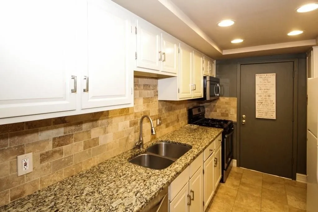 6851 Roswell Road Unit E9, Sandy Springs, Georgia 30328, 3 Bedrooms Bedrooms, ,2 BathroomsBathrooms,Residential,Sold,6851 Roswell Road Unit E9,6117730
