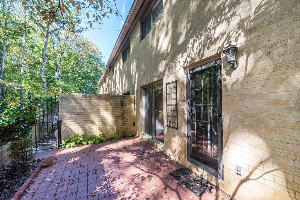 5400 Roswell Road Unit J3, Atlanta, Georgia 30342, 3 Bedrooms Bedrooms, ,2 BathroomsBathrooms,Residential,Sold,5400 Roswell Road Unit J3,5918861
