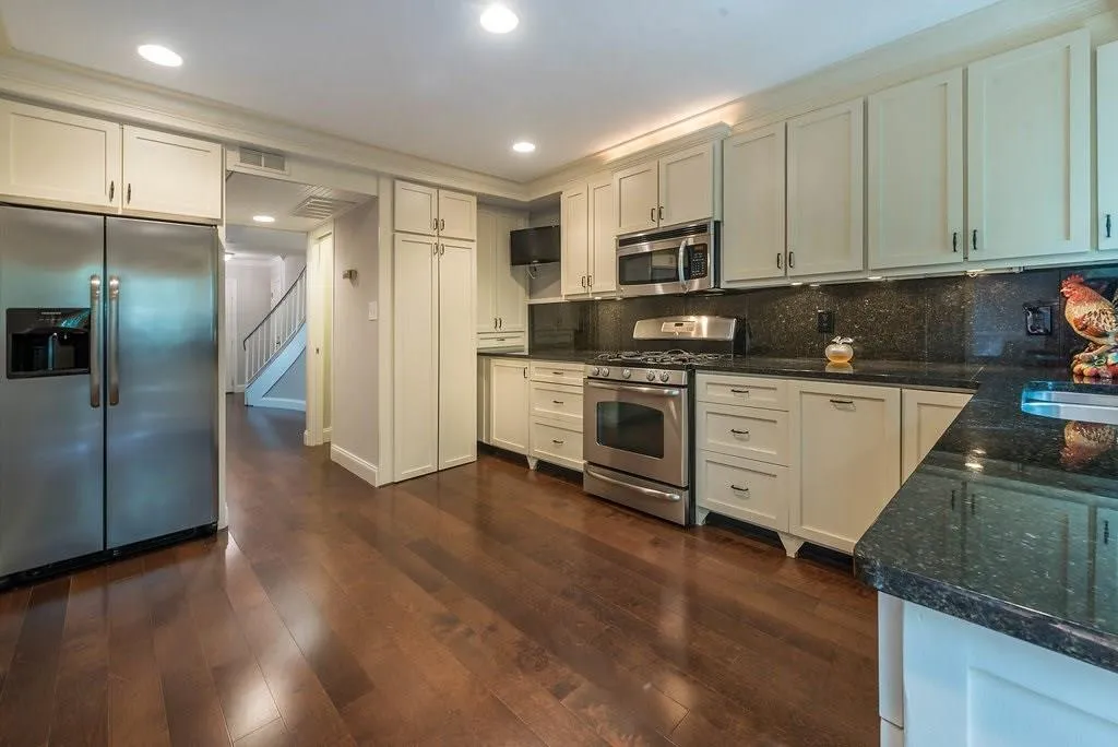 5400 Roswell Road Unit J3, Atlanta, Georgia 30342, 3 Bedrooms Bedrooms, ,2 BathroomsBathrooms,Residential,Sold,5400 Roswell Road Unit J3,5918861