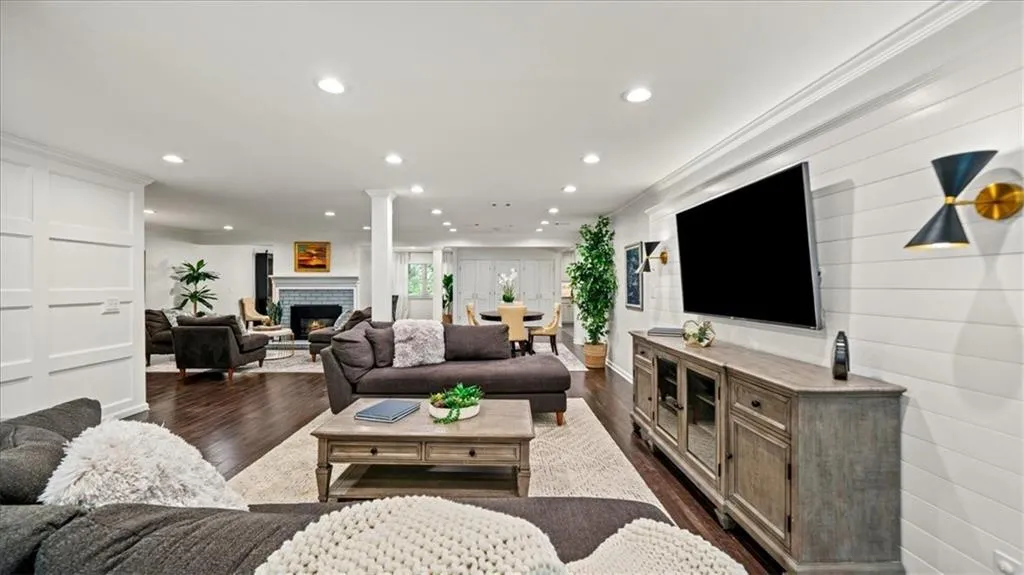 Oversized family room perfect for entertaining or watching a movie together!