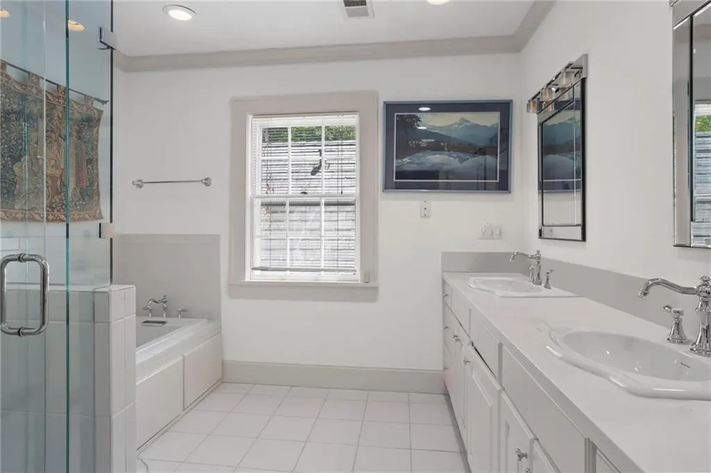 7 W Andrews Drive Nw, Atlanta, Georgia 30305, 5 Bedrooms Bedrooms, ,4 BathroomsBathrooms,Residential,For Sale,7 W Andrews Drive Nw,7518310