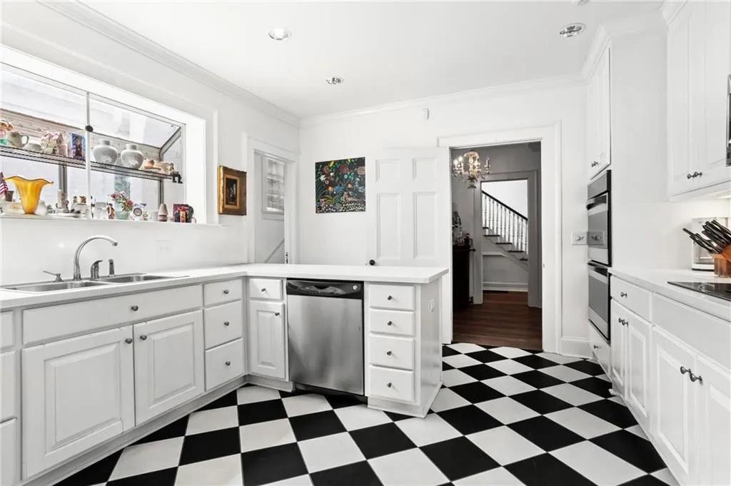 7 W Andrews Drive Nw, Atlanta, Georgia 30305, 5 Bedrooms Bedrooms, ,4 BathroomsBathrooms,Residential,For Sale,7 W Andrews Drive Nw,7518310