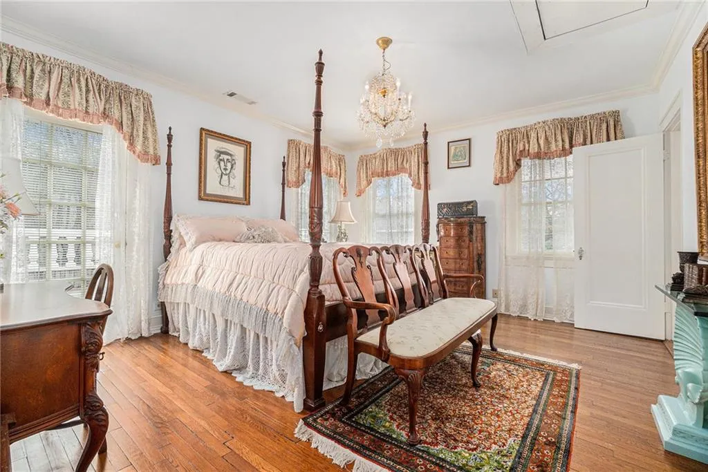 7 W Andrews Drive Nw, Atlanta, Georgia 30305, 5 Bedrooms Bedrooms, ,4 BathroomsBathrooms,Residential,For Sale,7 W Andrews Drive Nw,7518310