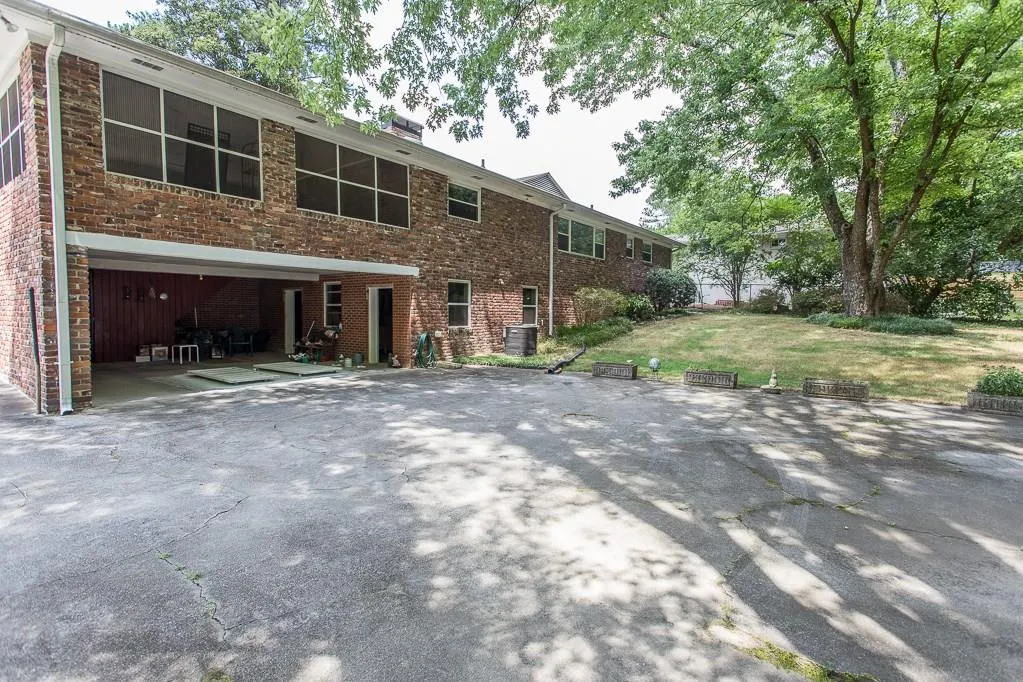 705 Glenforest Road, Sandy Springs, Georgia 30328, 3 Bedrooms Bedrooms, ,2 BathroomsBathrooms,Residential,Sold,705 Glenforest Road,5721739